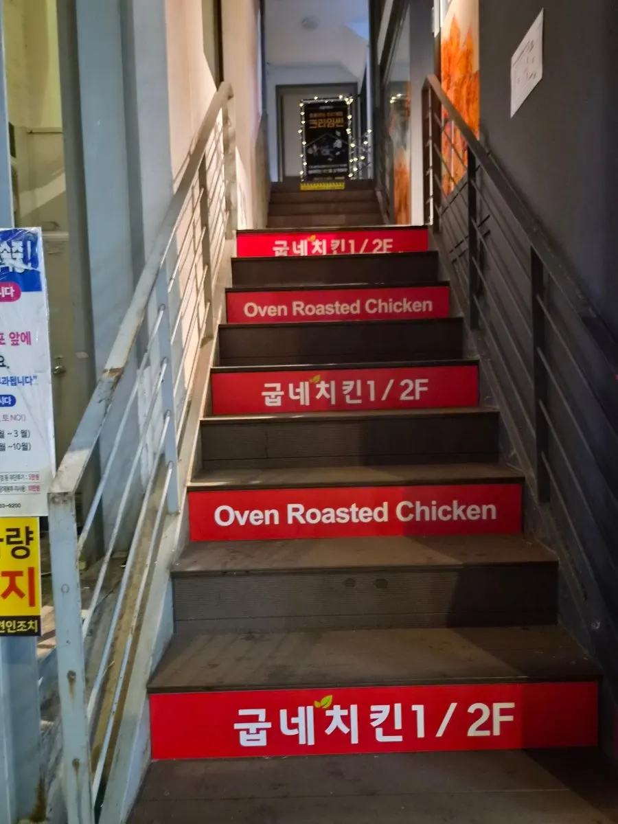 블랙으로 포인트를 준 매장 한쪽 좌석