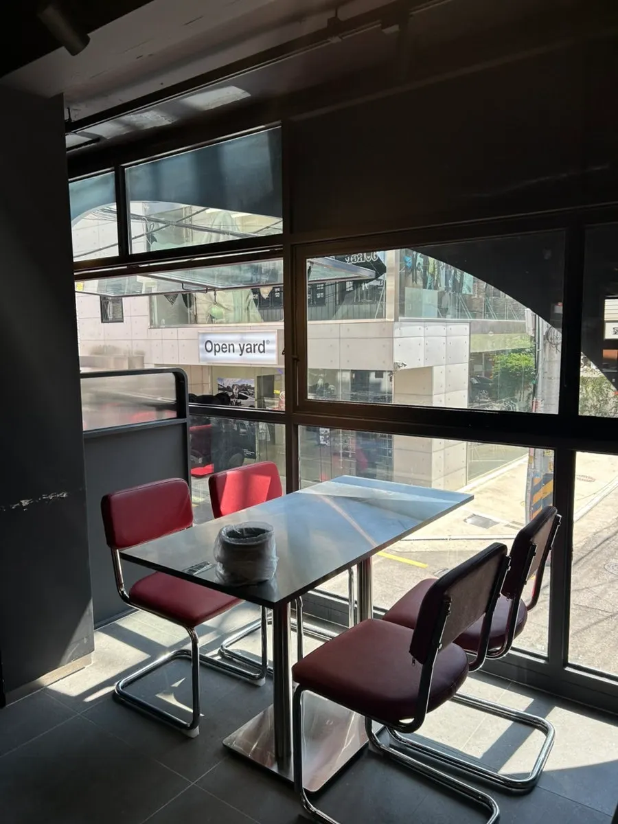 세로로 담은 매장 내부 좌석 공간