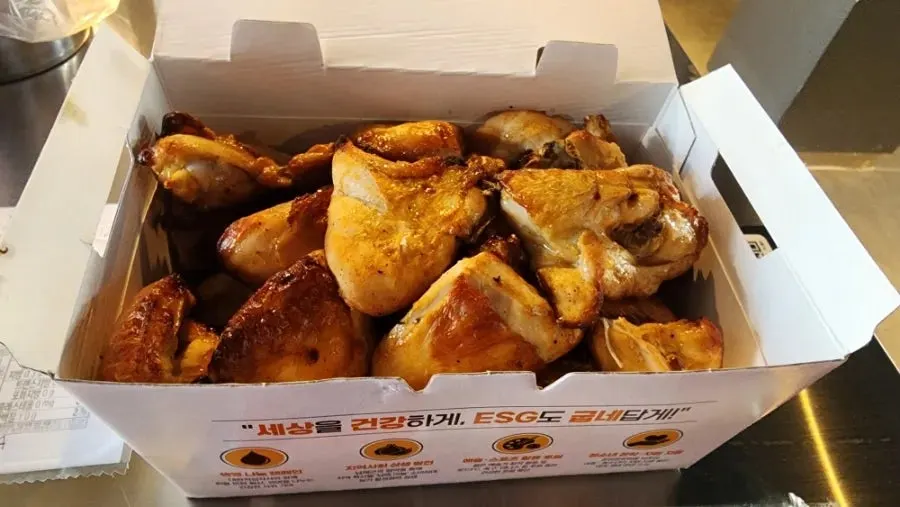 굽네치킨 홍대레드로드점 매장 전경