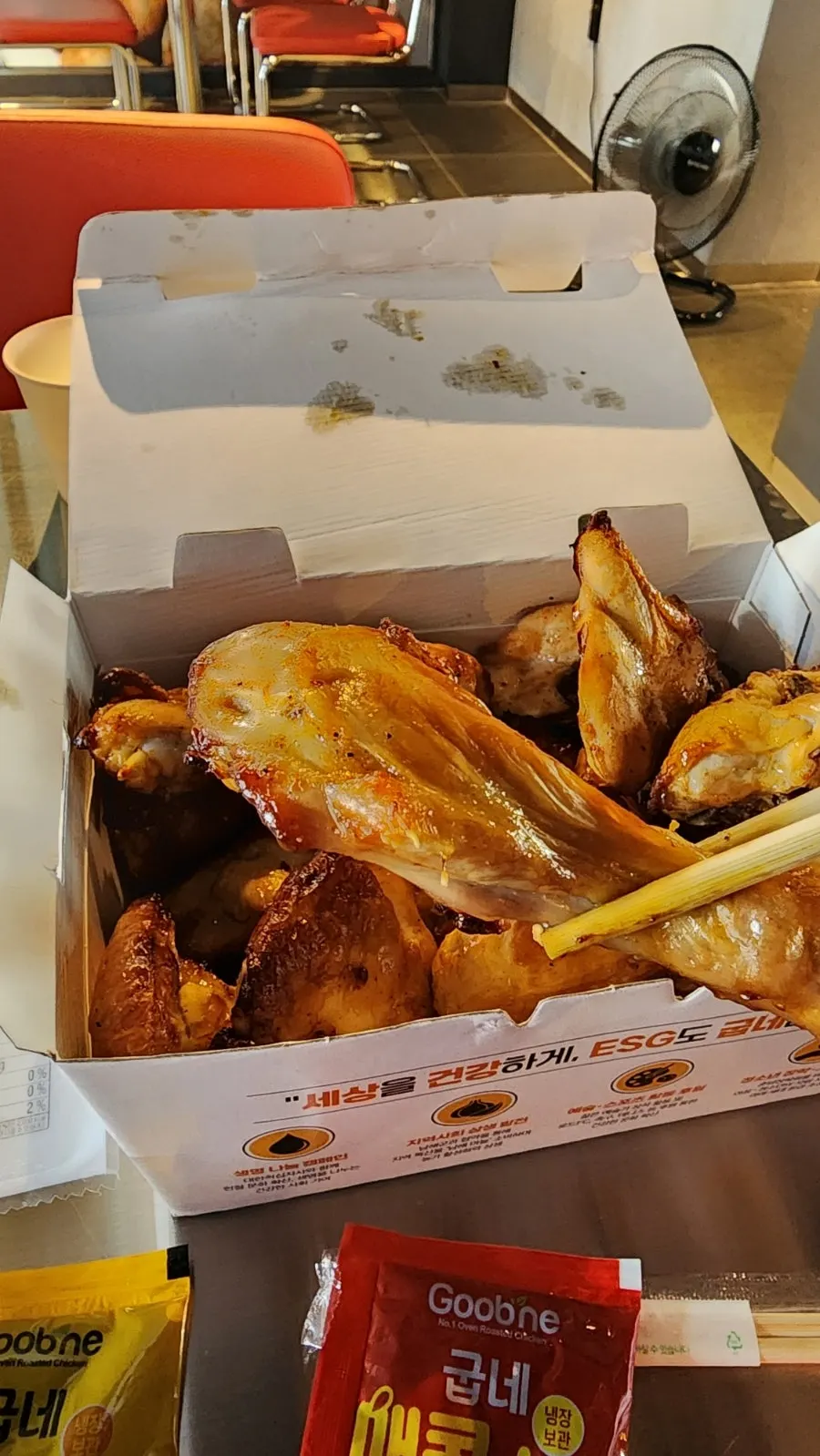젓가락으로 집어 올린 오븐구이 닭다리