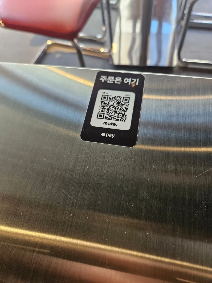 홍대 거리 분위기가 보이는 창가 자리