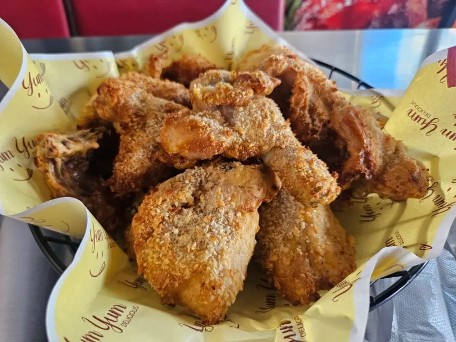 테이블에 올린 치킨과 생맥주 잔