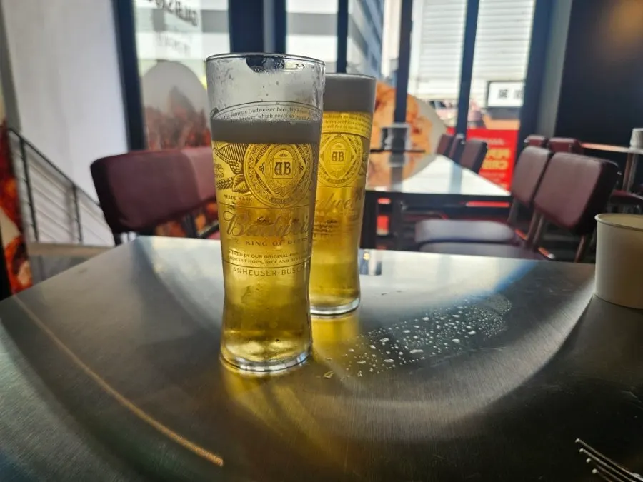 버드와이저 생맥주 두 잔