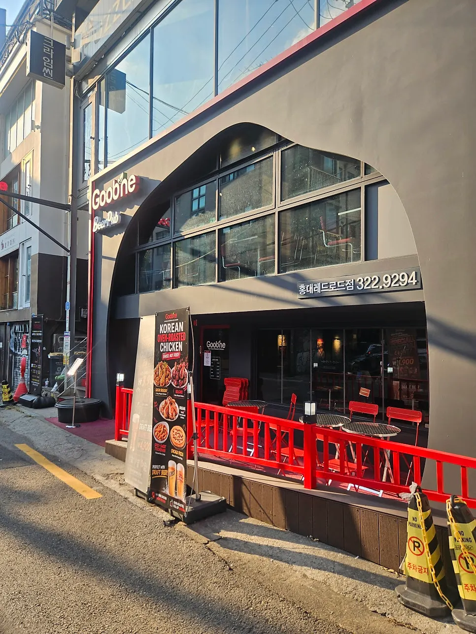 黒いアーチ型ファサードのクッネチキン弘大レッドロード店の外観