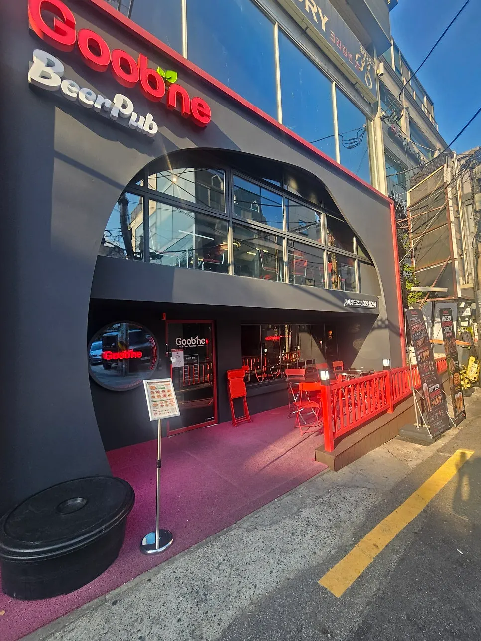弘大レッドロード通りから見た店舗の入口
