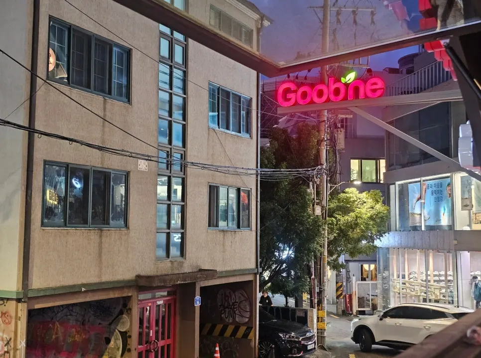 조용한 2층 안쪽 테이블 구역