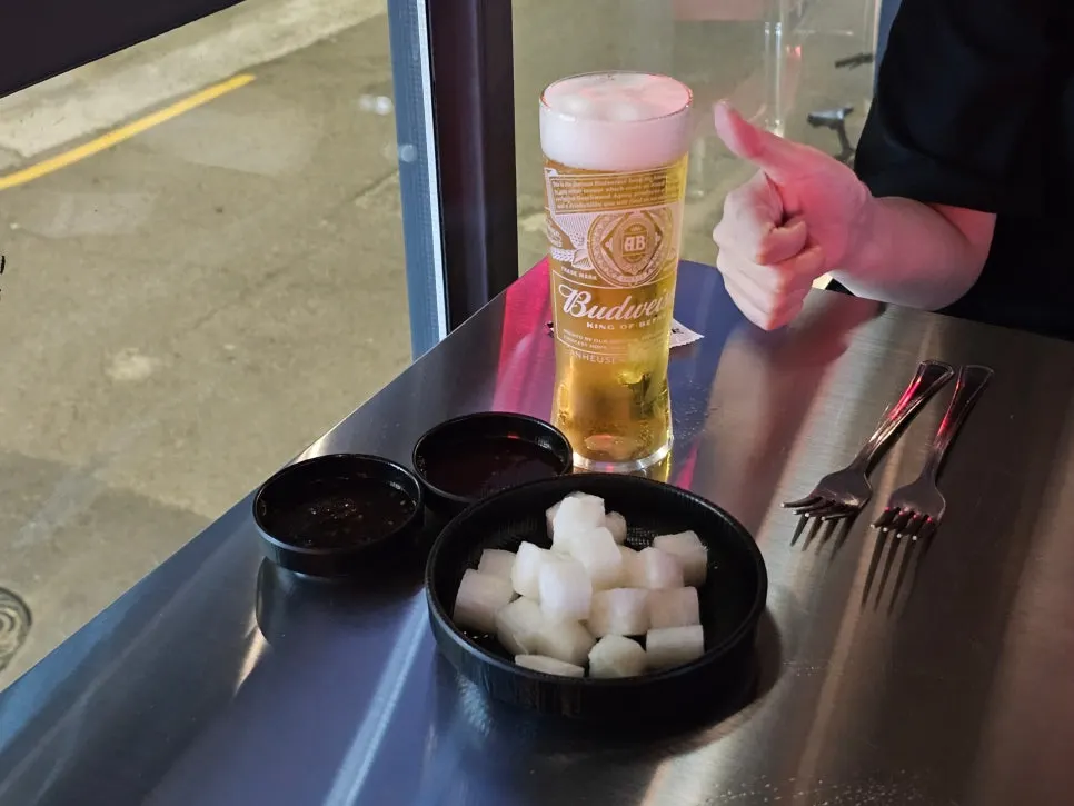 카운터 옆 셀프바와 앞치마·치킨무