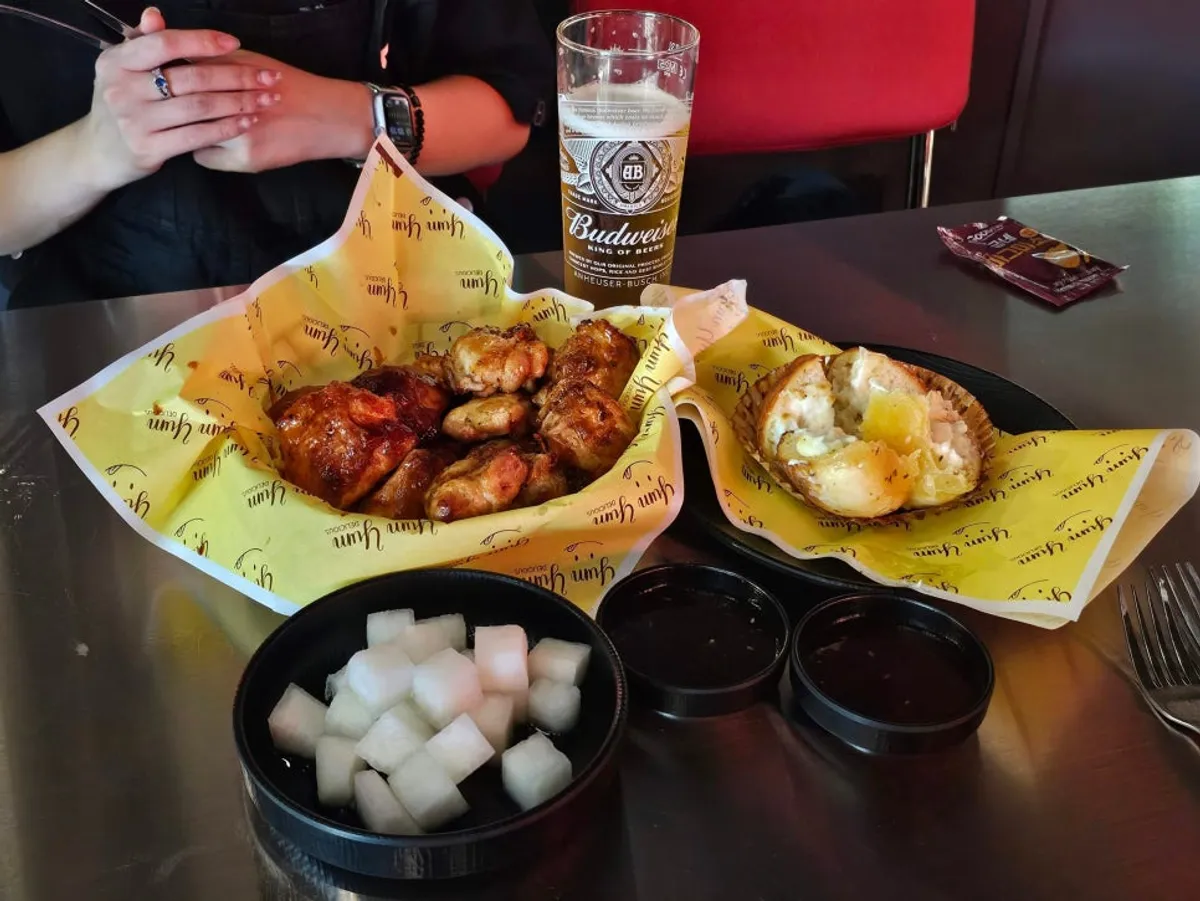 버드와이저 생맥주 한 잔과 창가 자리