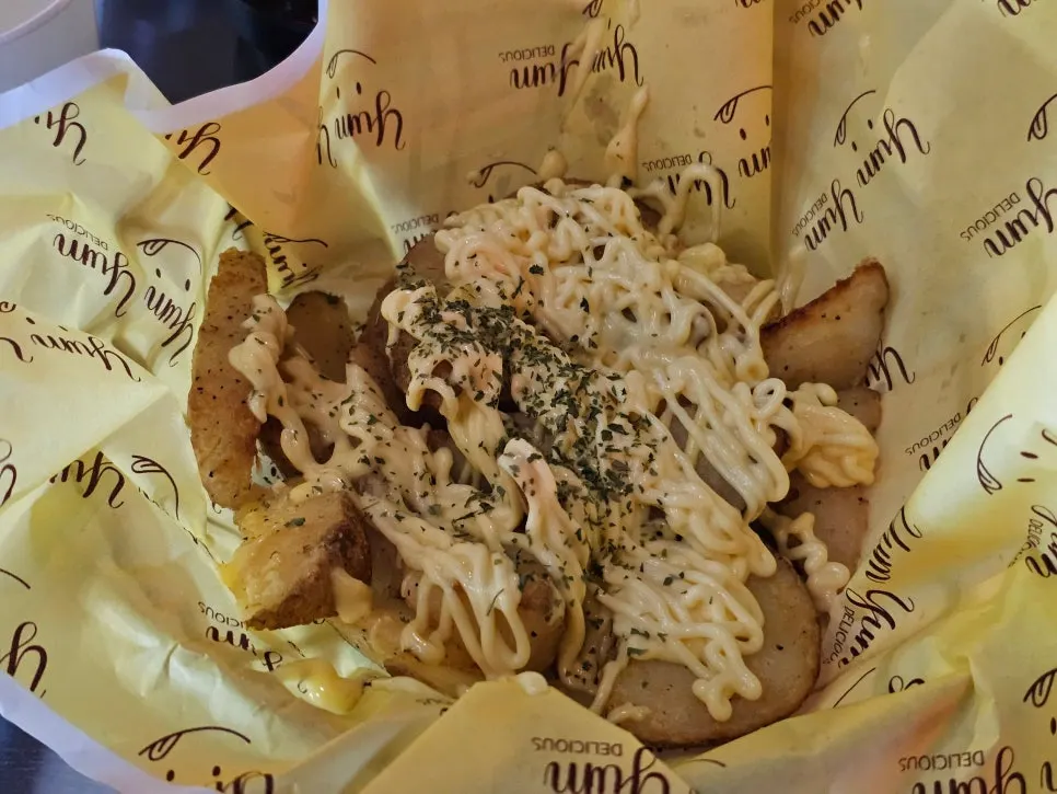치킨과 맥주가 놓인 창가 테이블