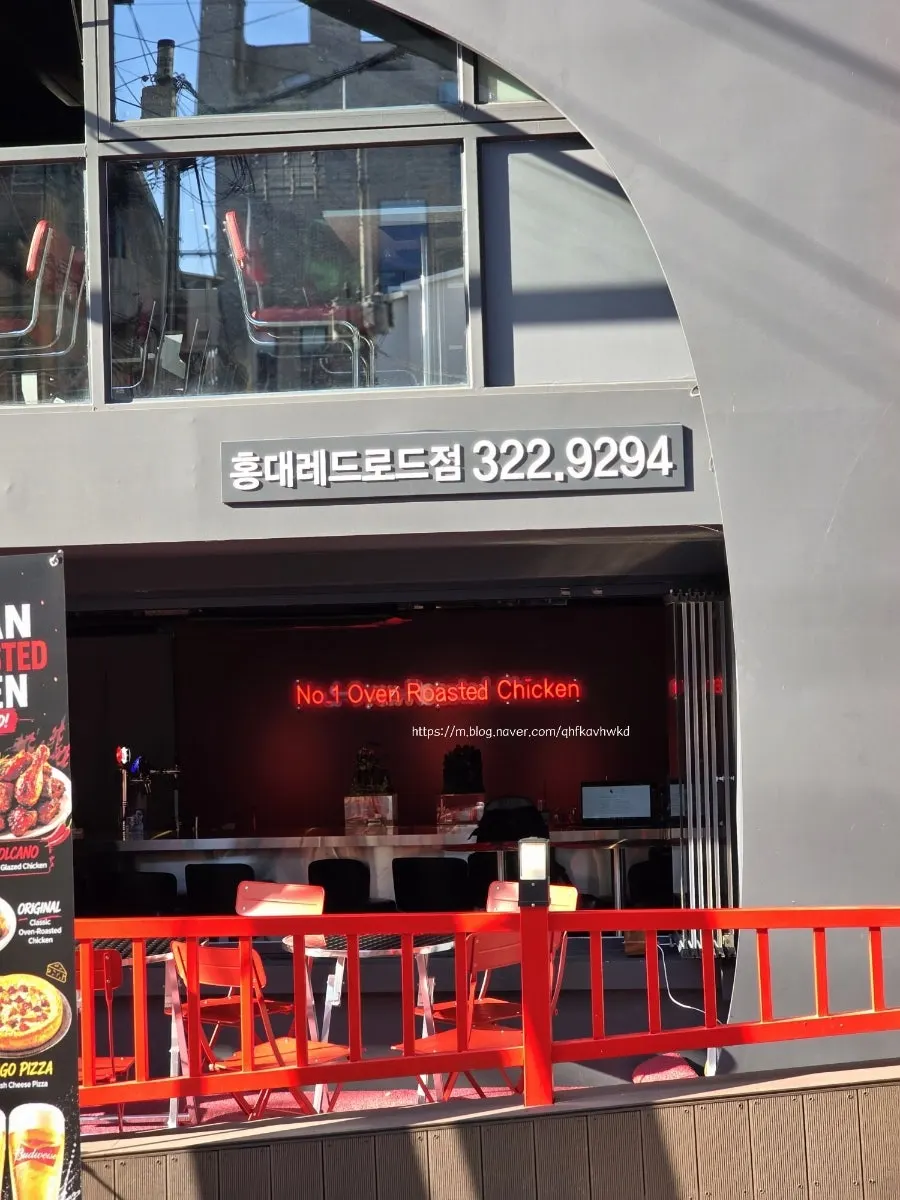 빨간 테이블이 보이는 매장 입구