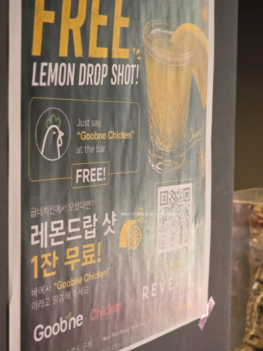 입구 앞에 놓인 영어 메뉴판