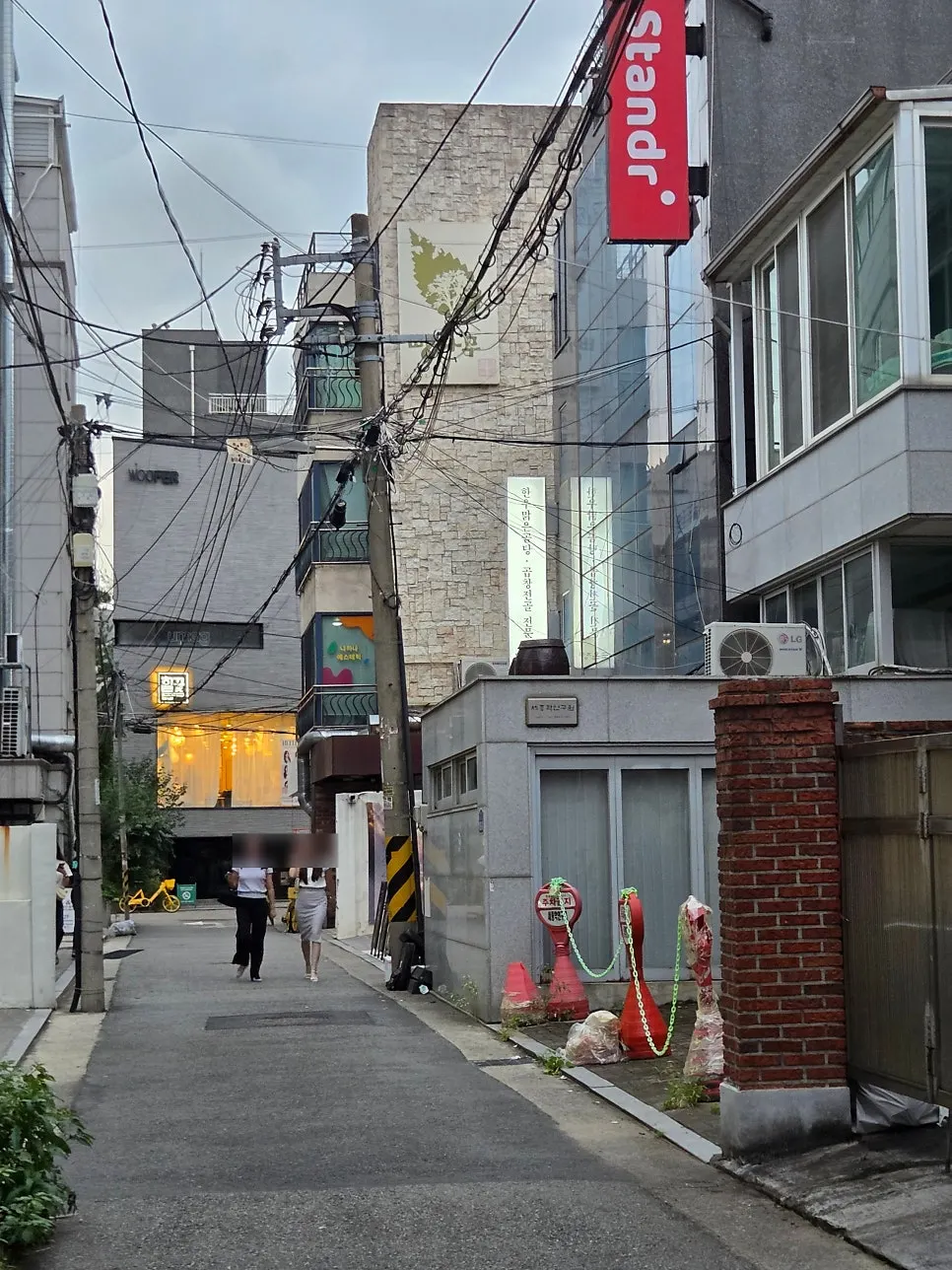 검은 간판에 금색 글씨가 적힌 도온정 입구