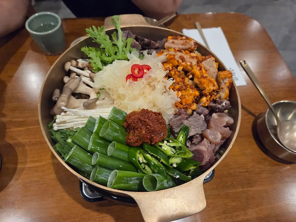 도온정 테이블에 펼쳐놓은 메뉴판