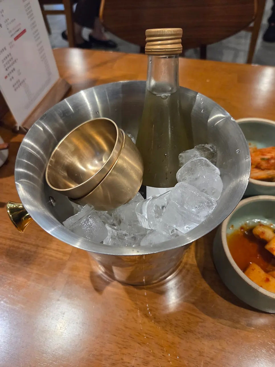 대파와 버섯이 수북한 한우곱창전골 냄비