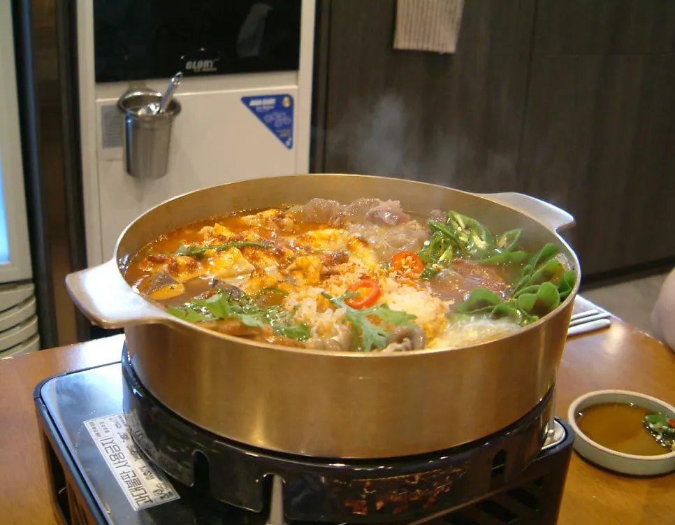Burner for eating hot pot