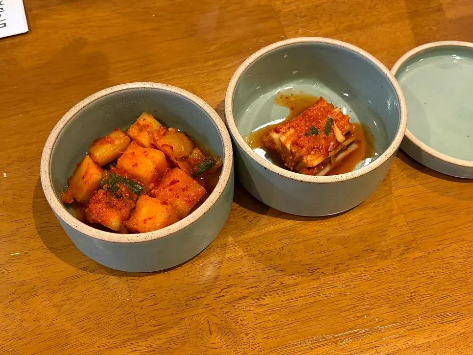 Side dishes served with gopchang jeongol