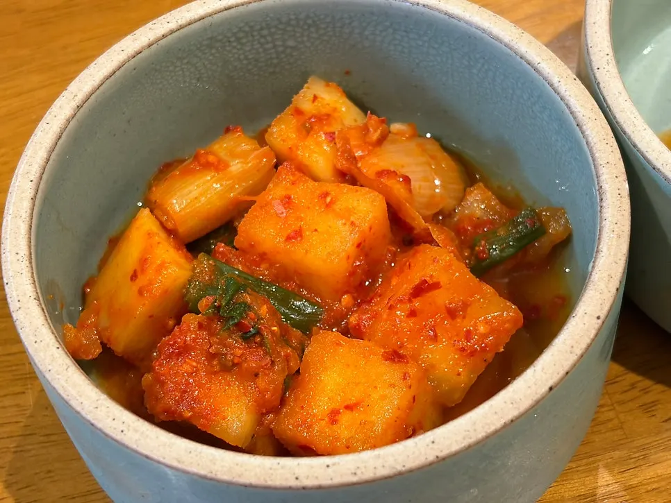 Kkakdugi served with a lid