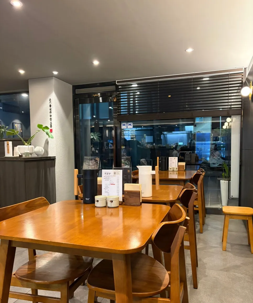 Open kitchen at Doonjeong Hongdae Direct Branch
