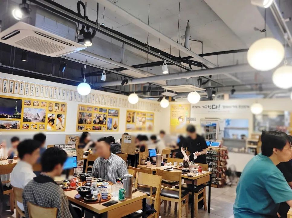 Interior of Hongdae Gureume decorated in wood tones