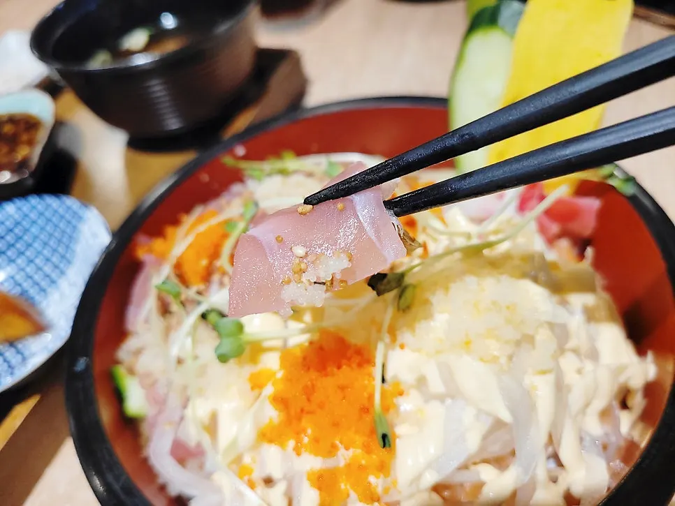 Salmon, tuna, and flying fish roe on the spoon sushi