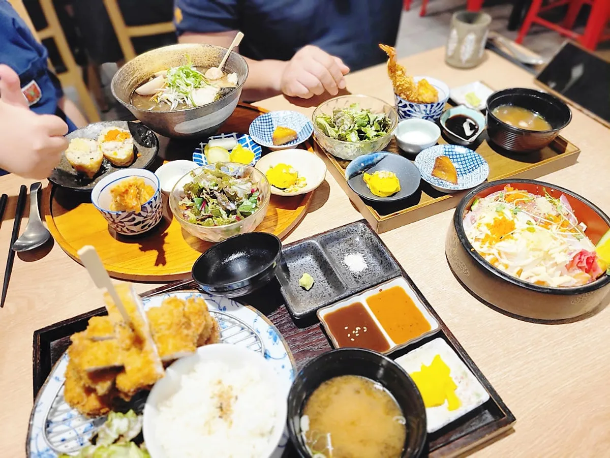Ramen, pork loin katsu, and spoon-eaten sushi laid out together