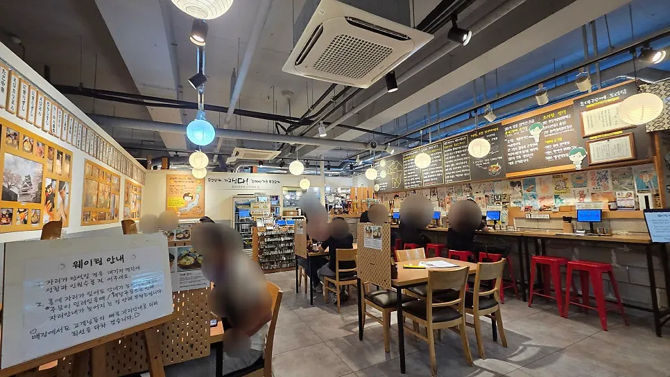 일본 식당 느낌의 홍대구루메 내부