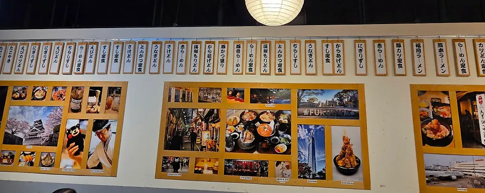 소품이 가득 붙은 매장 벽면