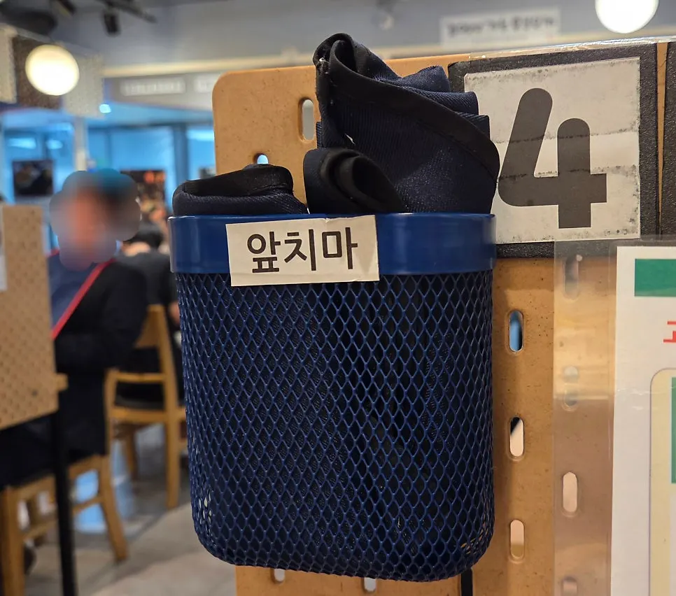 가림막이 있는 테이블 자리