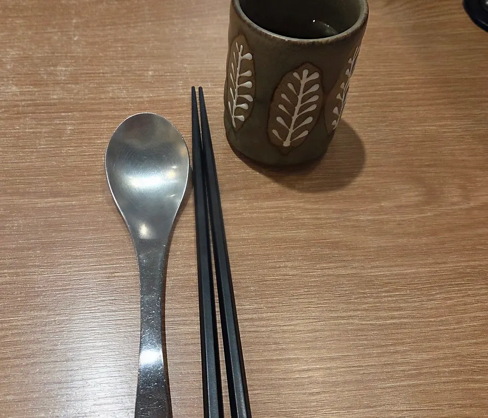테이블마다 놓인 위로와 행운의 한마디