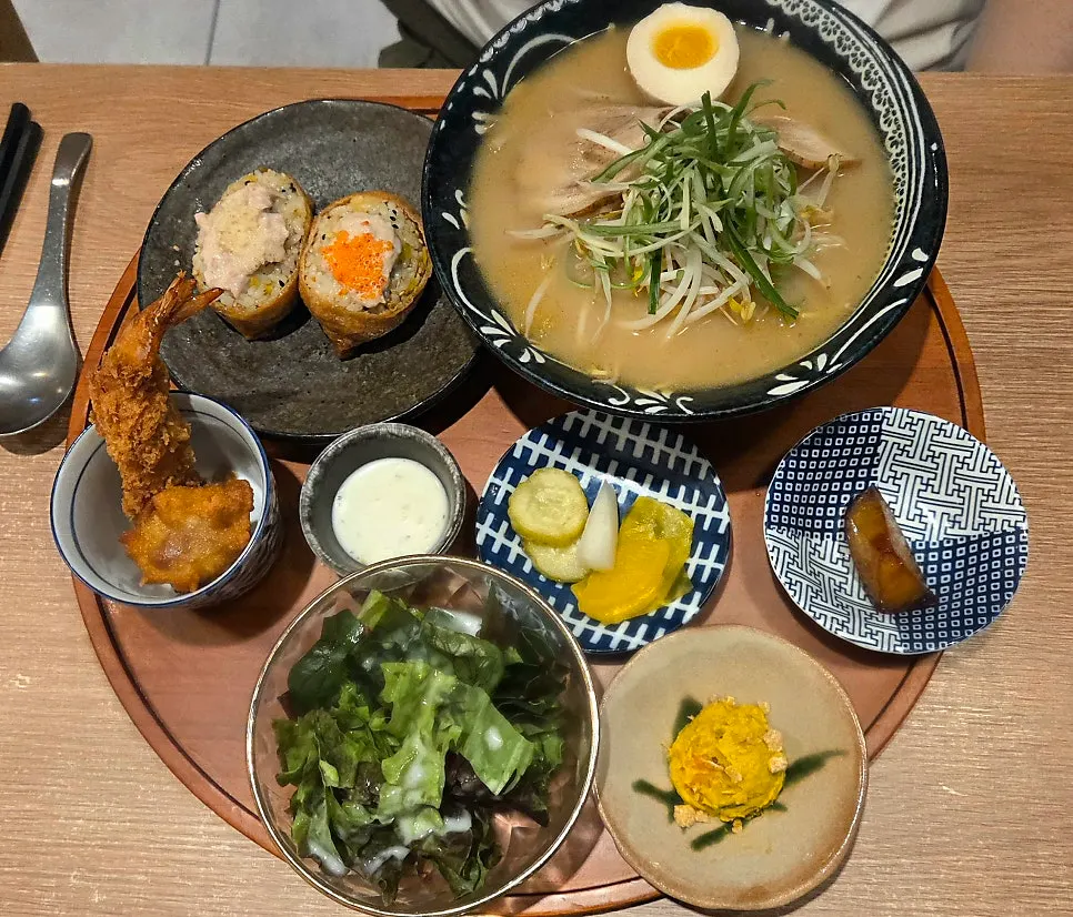 구루메 라면정식과 사케동 정식 상차림