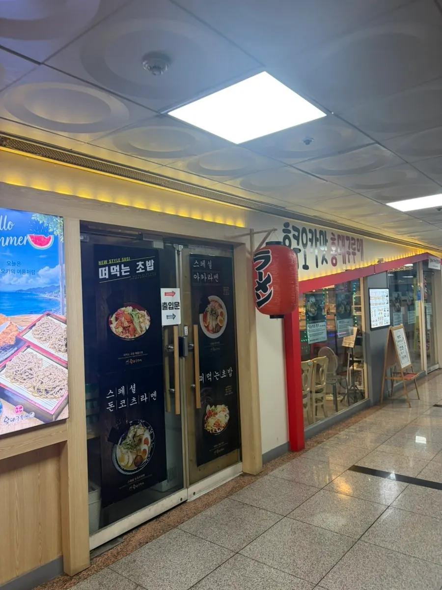 2층 매장으로 향하는 복도