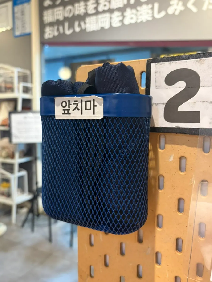 아기자기한 일본풍 소품이 놓인 벽면