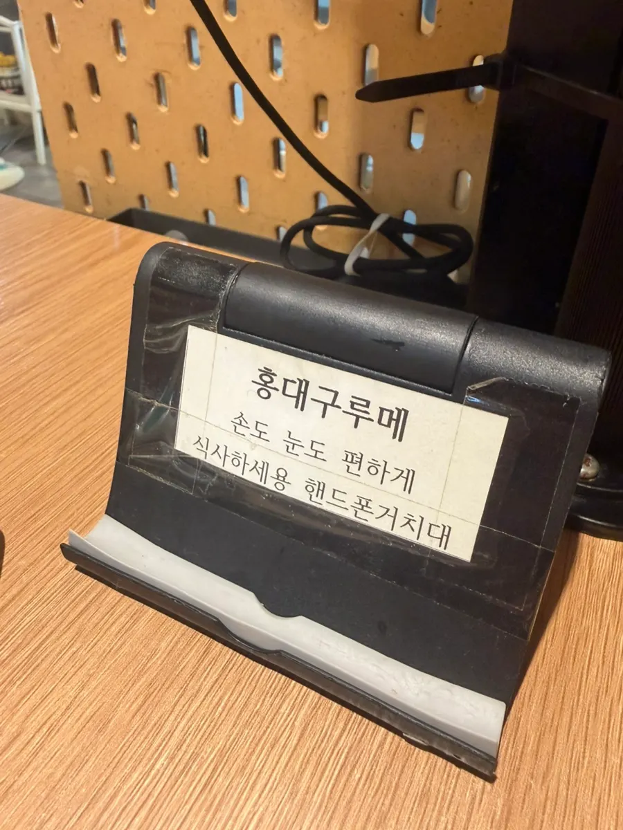 홍대구루메 테이블 좌석 모습