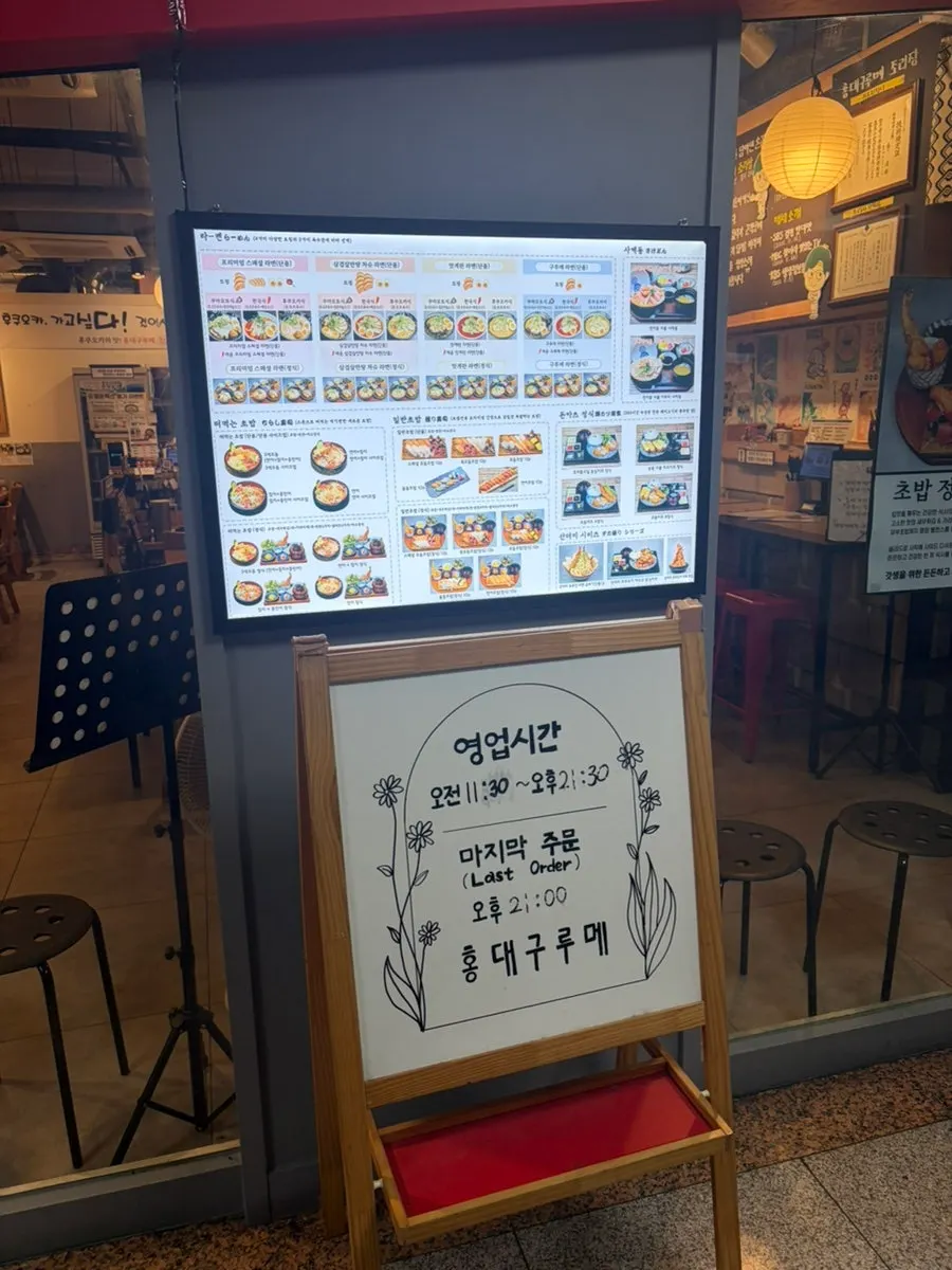 테이블에 준비된 머리끈과 앞치마