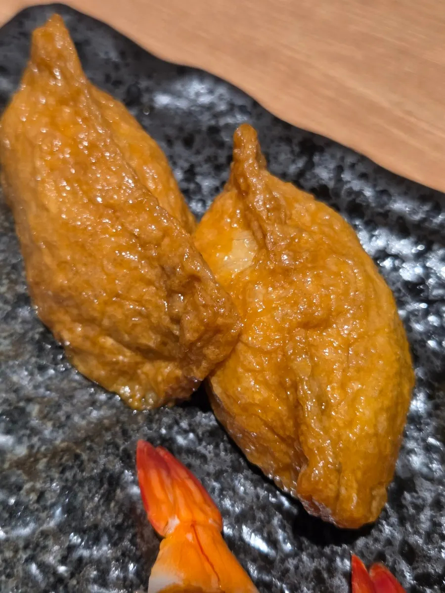 유부초밥 두 개가 담긴 접시