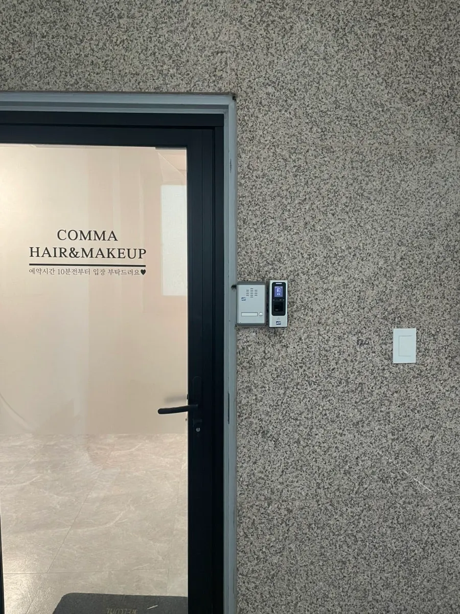 Exterior entrance of Comma Hair & Makeup on Donggyo-ro 25-gil