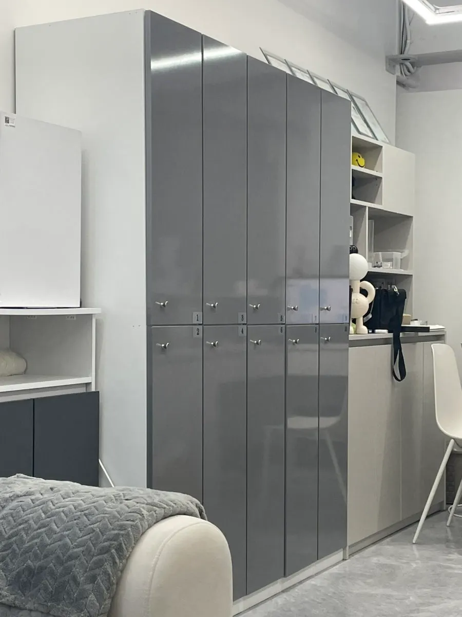 Store space with lockers for storing belongings