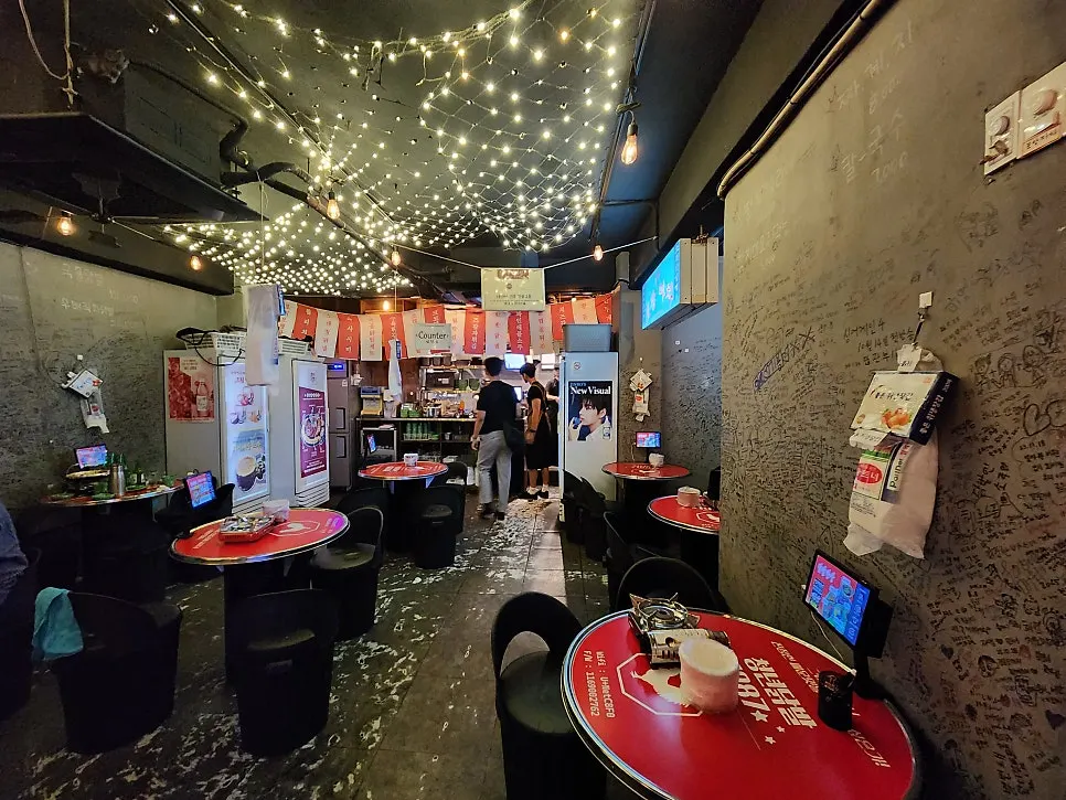 Pocha-style interior at Cheongnyeon Dakbal 1987
