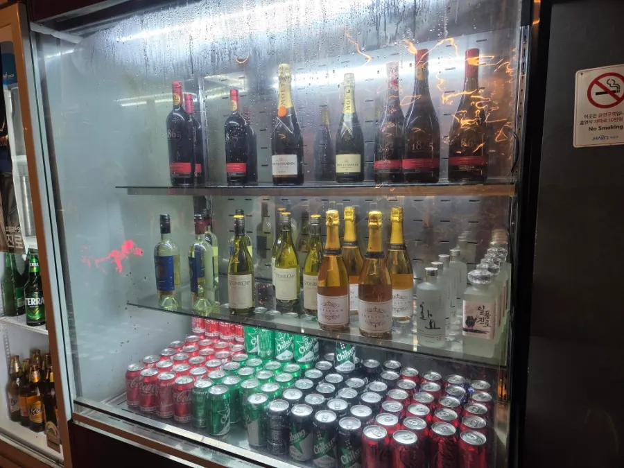 Nevera de bebidas con soju, cerveza y vino
