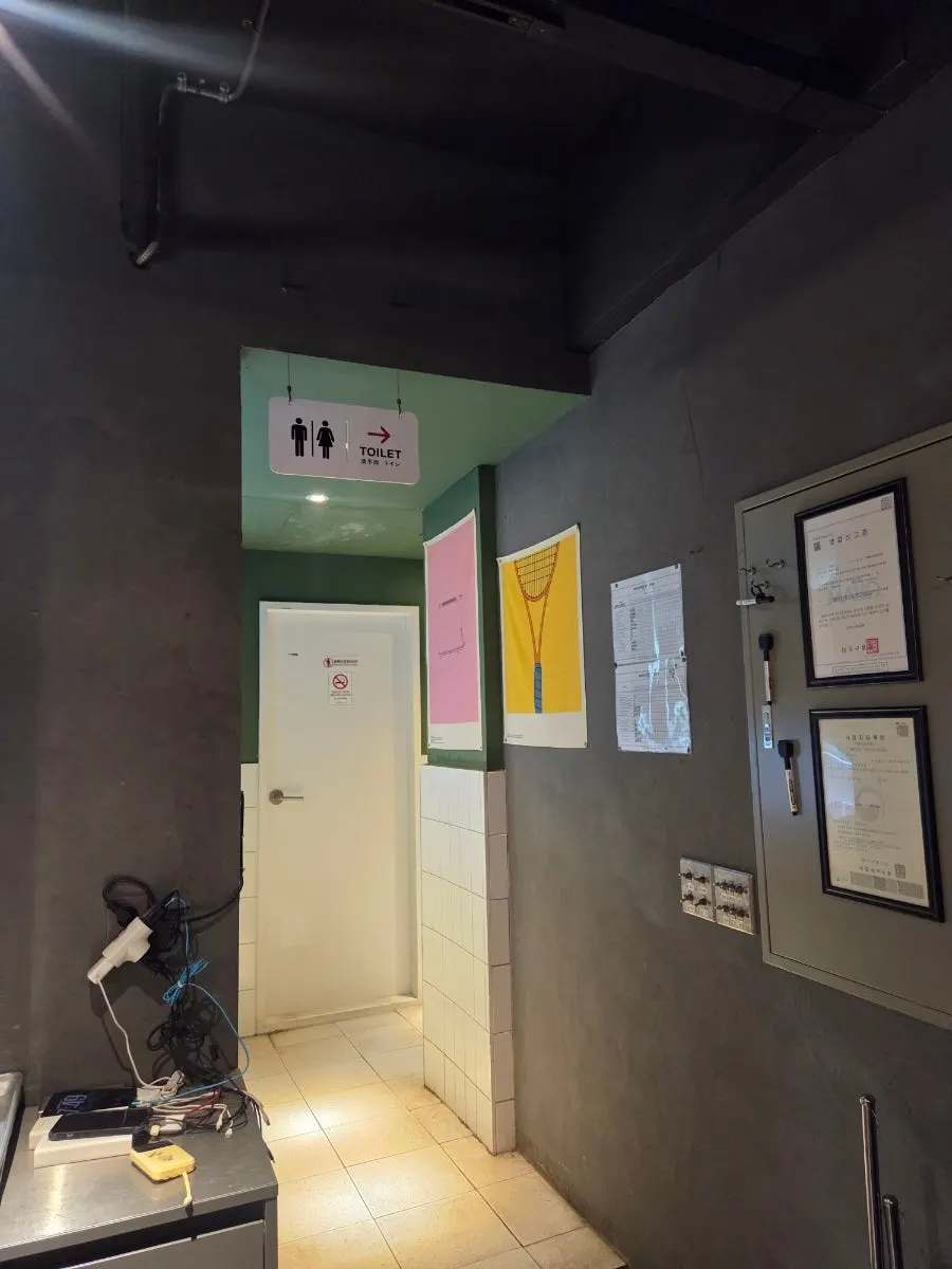 Entrada del baño en un rincón del local