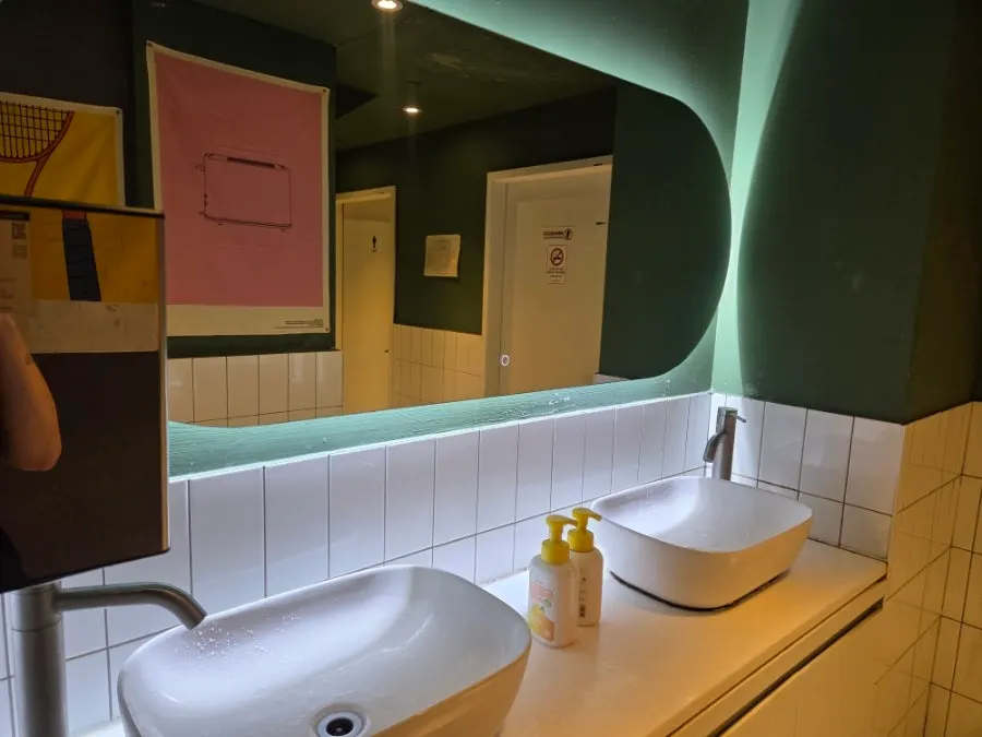 Interior del baño separado por sexo