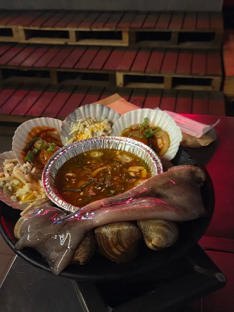 Almejas y mejillones sobre la parrilla