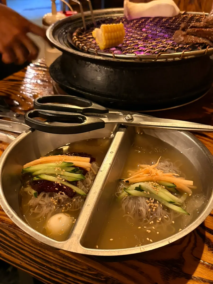 물냉면과 비빔냉면 반반 냉면