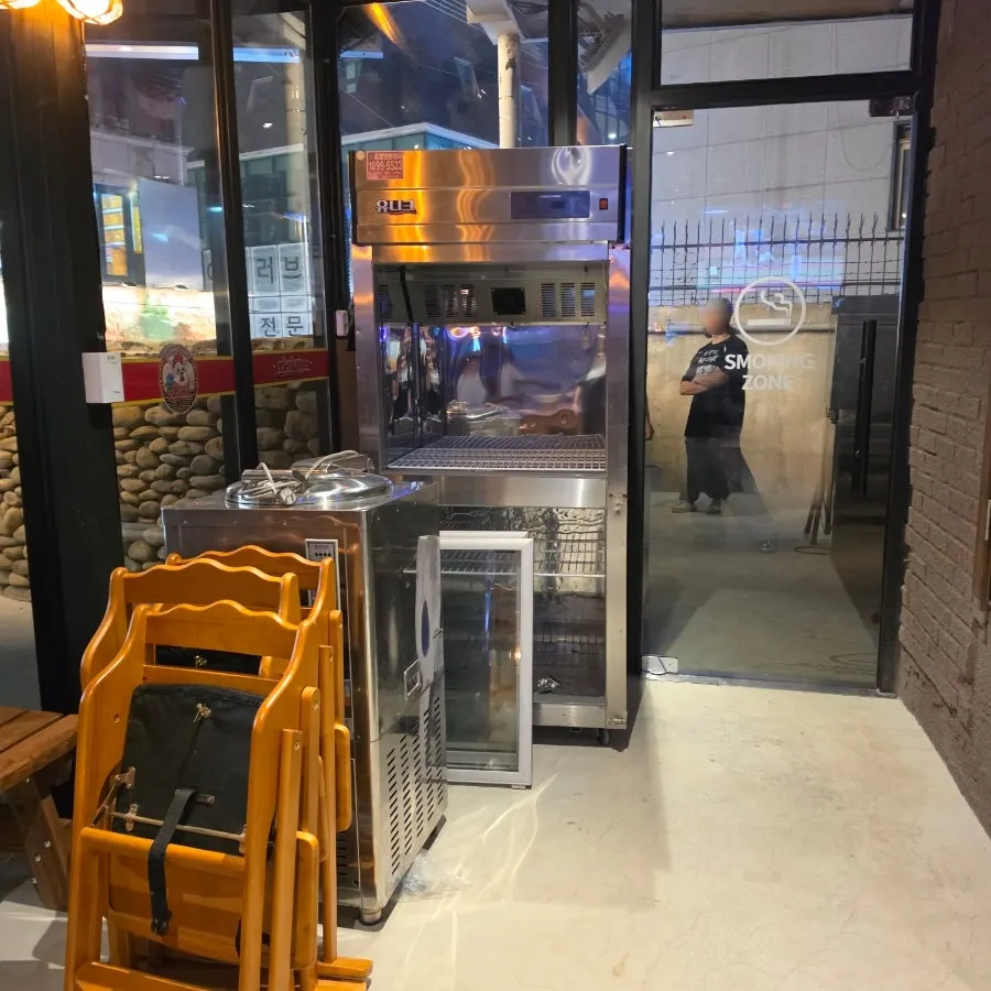 Separate smoking area apart from the seating