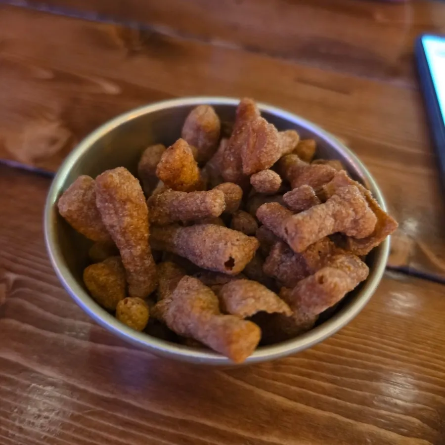 Chicken-leg-shaped cracker served as the basic side snack