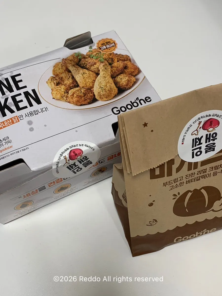 치즈볼을 올린 고추바사삭 한 마리