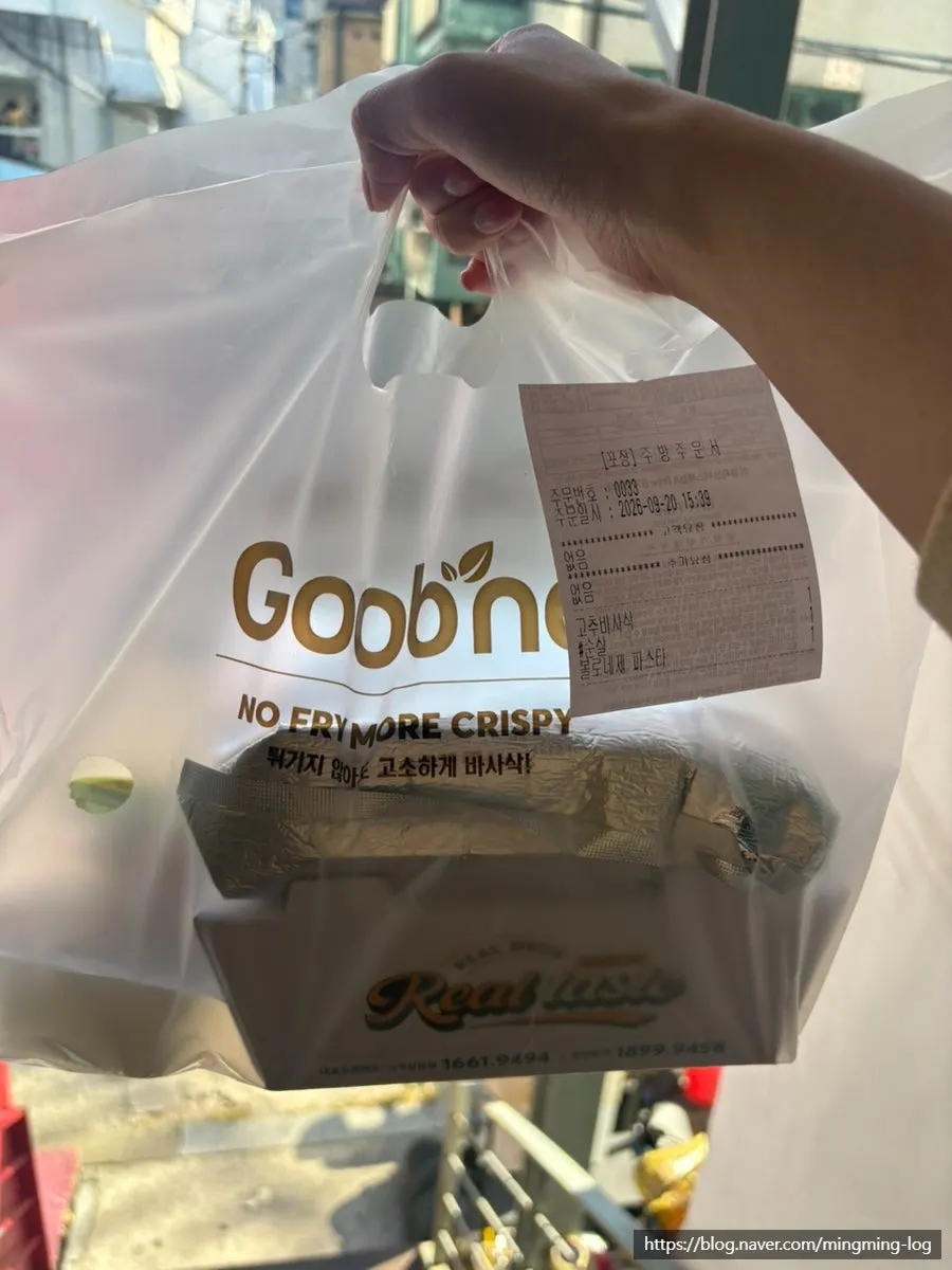 레드 컬러 테이블과 의자가 있는 2층 좌석