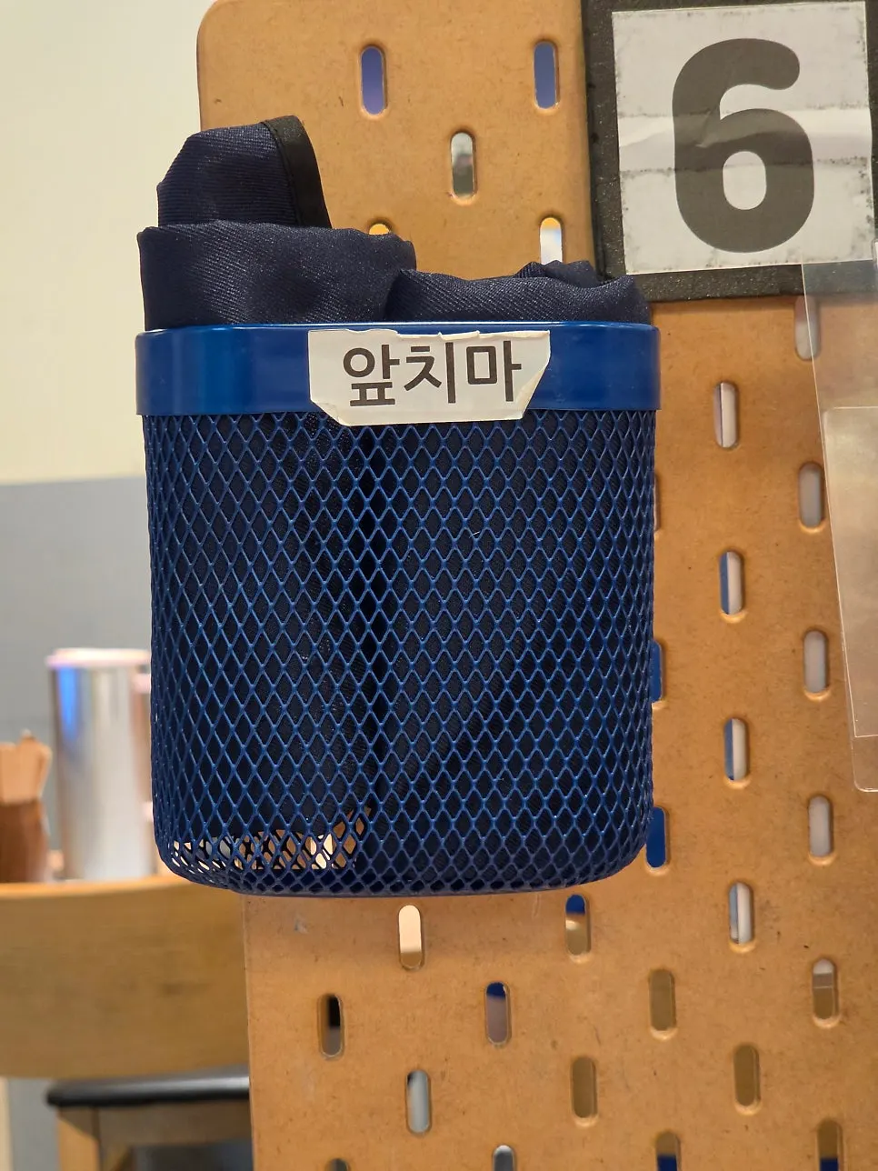 테이블에 비치된 머리끈과 앞치마