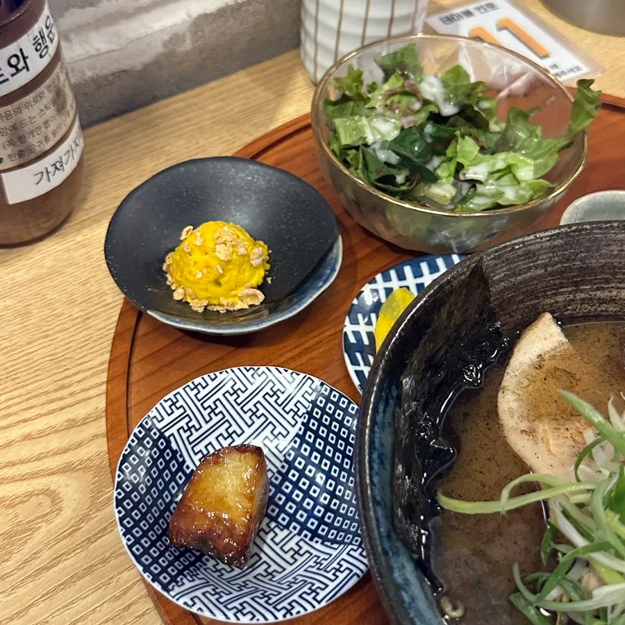 Side dishes served with the special ramen set