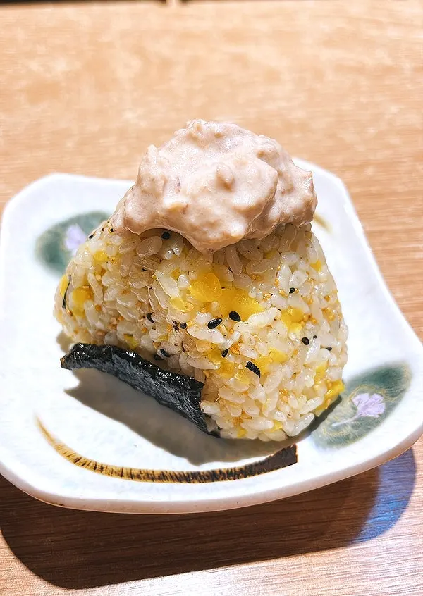 Tuna onigiri included in the set